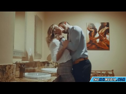 ❤️ Meta blonda busty seduces f'kamra tal-banju pubbliku ❌ Vidjow tas-sess lilna